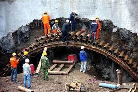 万荣隧道钢花管支护案例